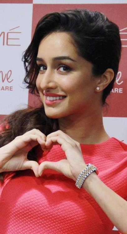 shraddha-kapoor-hot-in-pink-dress-2.jpg
