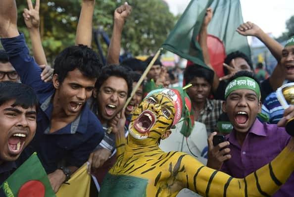 Bangladeshi-cricket-fans-shout-as-they-wait-to-welcome-the-Bangladesh-cricket-team.jpg.6838badd6b22e192699f4449006c7fbf.jpg